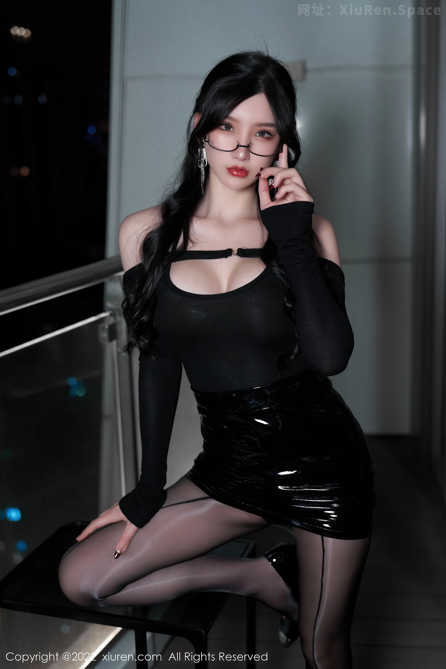 图片[2]-[XiuRen秀人网]VOL.4843 女神周于希Sally性感黑色服饰配闪亮黑丝半脱秀完美身材诱惑写真73P-秀人网官方网站